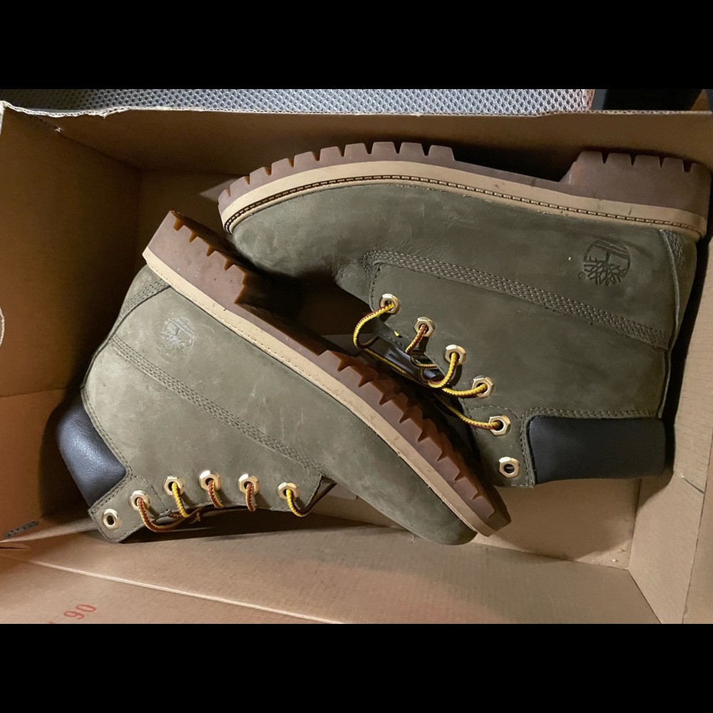 2 size 4.5 Timberland boots. JuniorsM/M